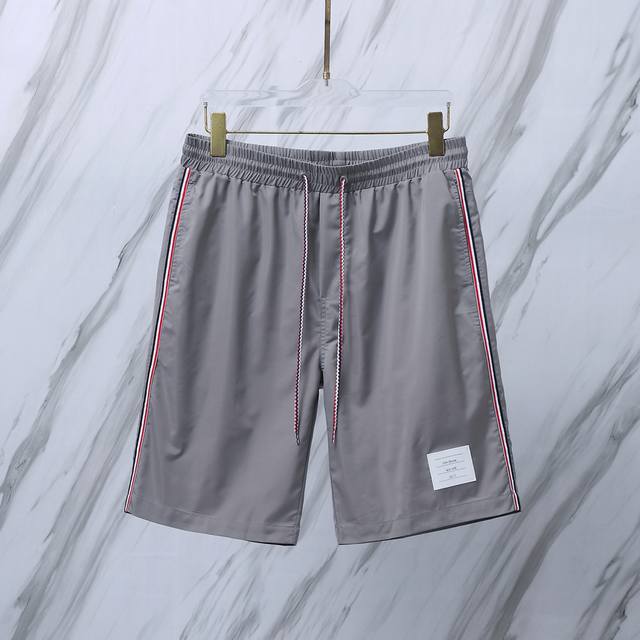 货号：F33 Tb沙滩裤双侧织带短裤 大量现货 Thom Browne 汤姆布朗 .Tb沙滩裤经典红白蓝双侧织带短裤 意大利制造版本 面料采用定制夏季速干面料