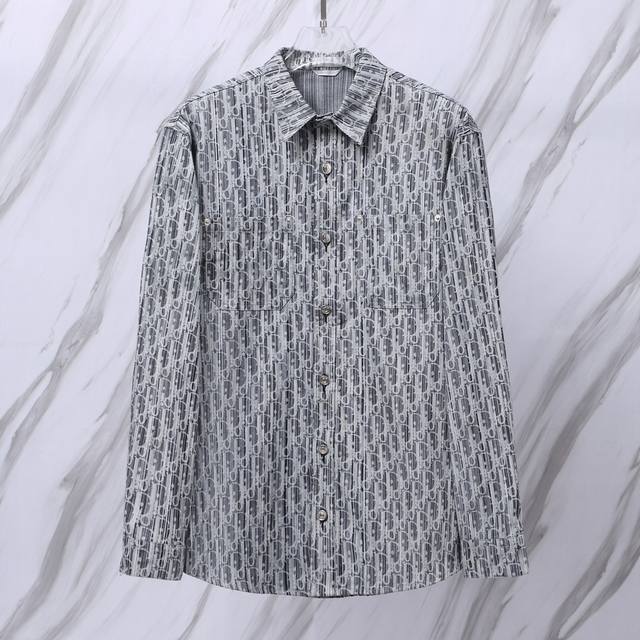 货号：D11 灰色 Dior 迪奥 Dr字母色织满幅Logo提花长袖牛仔衬衫 面料采用高定定织牛仔面料 根据原版起版 自家品牌工厂P流水线36道工序独立完成 做