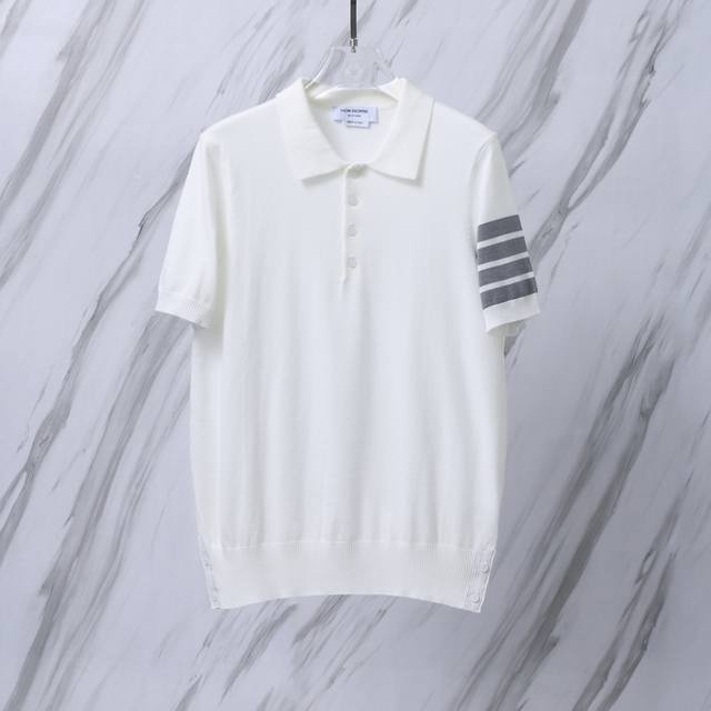 货号：M26 Tb冰丝羊毛针织衫Polo衫四条杠半袖 Thom Browne 独家色系 汤姆布朗 Tb针织羊毛混纺冰丝手感Polo衫半袖四条杠条纹夏季经典款 毛