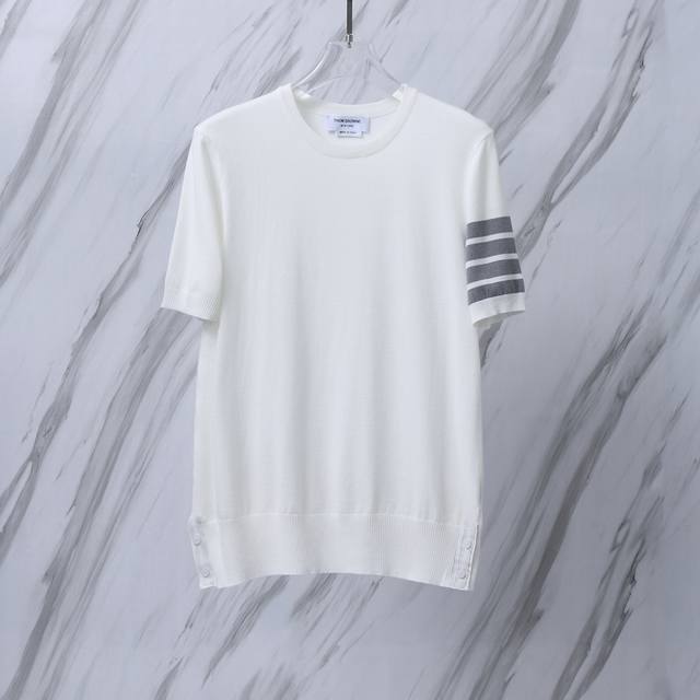 货号：M27 Tb冰丝羊毛针织衫圆领T恤衫四条杠半袖 Thom Browne 汤姆布朗 独家色系 Tb针织羊毛混纺冰丝手感圆领T恤衫半袖四条杠条纹夏季经典款 毛