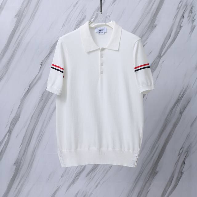 货号：M29 Tb双袖标条纹冰丝羊毛针织衫Polo衫半袖 Thom Browne 汤姆布朗 独家色系 Tb针织衫双袖标条纹羊毛混纺冰丝手感Polo衫半袖夏季经典