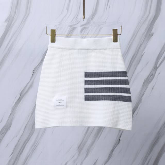 货号：D30 Tb四杠针织短裙华夫格纹包臀裙 Thom Browne 汤姆布朗.Tb经典四杠条羊绒混纺纹针织短裙包臀裙夏季 毛料透气舒适高柔软度 华夫格 纹路清