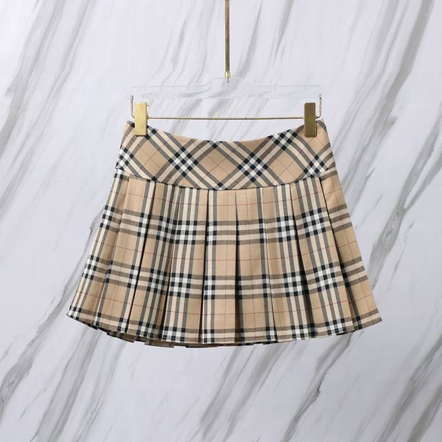 货号：D25 Bbr经典格纹短裙 Burberry 经典格纹短裙夏季斜纹对格裙子 正品起版 面料采用高档定制格纹面料 里布面料采用官网正品纯棉 外侧隐形拉链 三