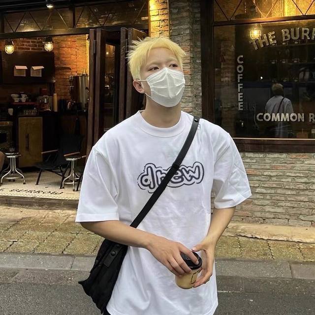 Dw-33# Drew House官网线上数据款幼体字母印花圆领短袖T恤 重磅32支280高克重精梳棉面料 成衣经高温洗水定型 穿洗不变形 颜色：黑色、白色 码