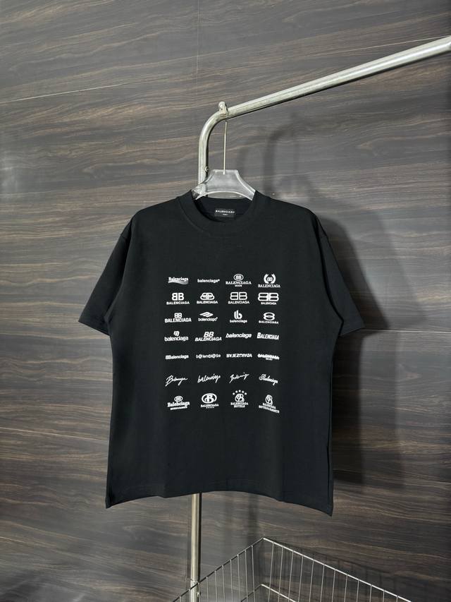款号：He242 Balenciaga 巴黎世家前后满标Logo图案圆领短袖 面料采用2 克双股双纱纯棉面料，手感舒适柔软，上身舒适透气，领口采用同缸同色罗纹，