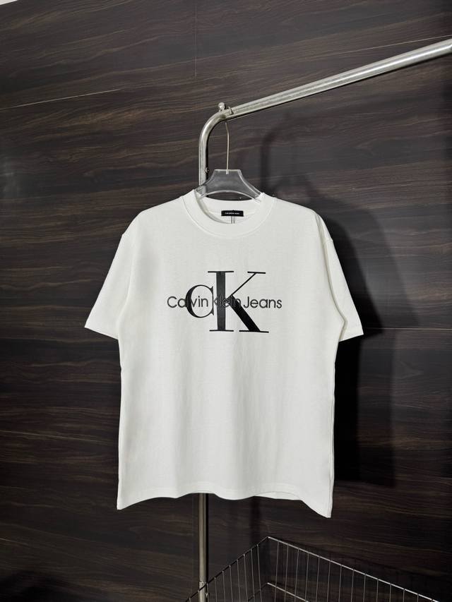 款号：He241 Calvin Klein-Ck胸前字母刺绣印花大标圆领短袖 面料采用2 克双股双纱纯棉面料，手感舒适柔软，上身舒适透气，领口采用同缸同色罗纹，
