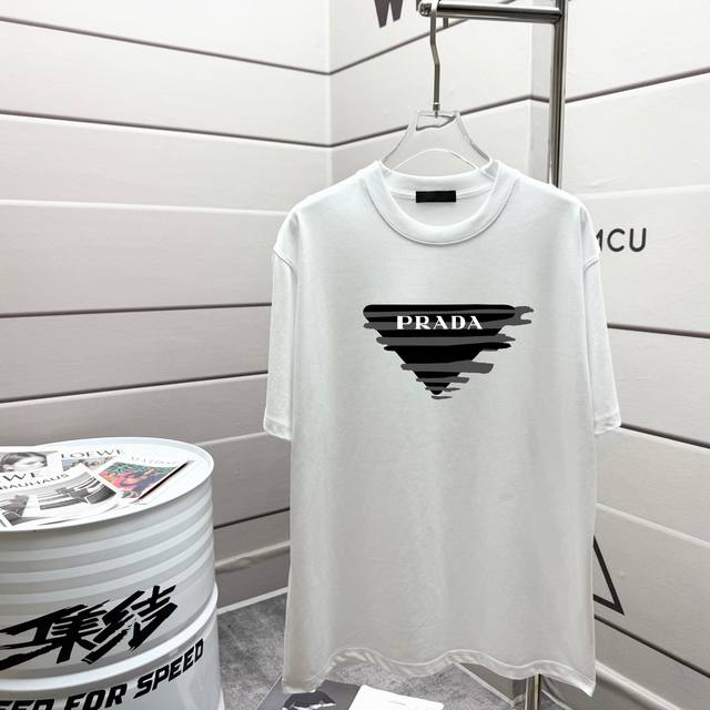 Prada 普拉达 2025新款春夏 官方同款 短袖T恤 定制 同缸染面料 手感非常舒服 春夏最新砖柜同步 时尚又个性 超级百搭好看 男女都非常合适 人手必备款