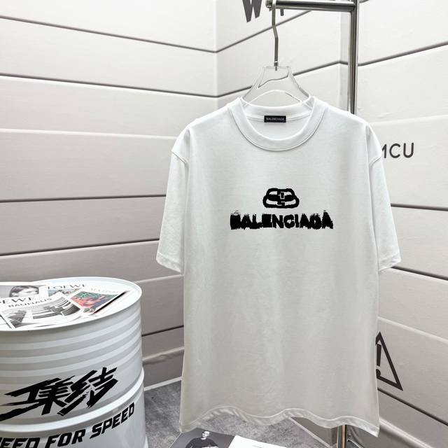 高品质 巴黎世家 Balenciaga 走秀款2025Ss春夏上新 重磅推出280克重高密度面料短袖T恤 采用进口定染面料 宽松休闲Os落肩版型 上身效果超绝