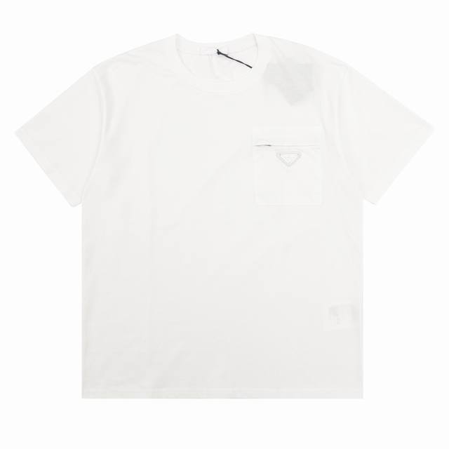 Prada 普拉达 口袋铁牌徽标短袖T恤 Size：S-L