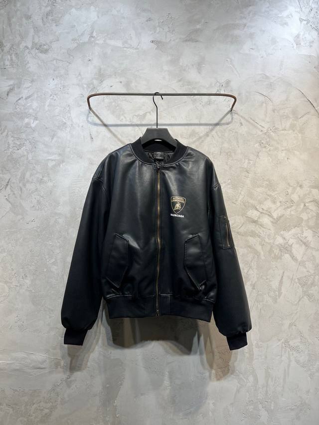 Balenciaga新款巴黎世家Blcg Fall25 巴黎X兰博基尼联名系列徽章盾牌Incognito Bomber 飞行夹克棉衣外套，该系列的亮点之一是全新