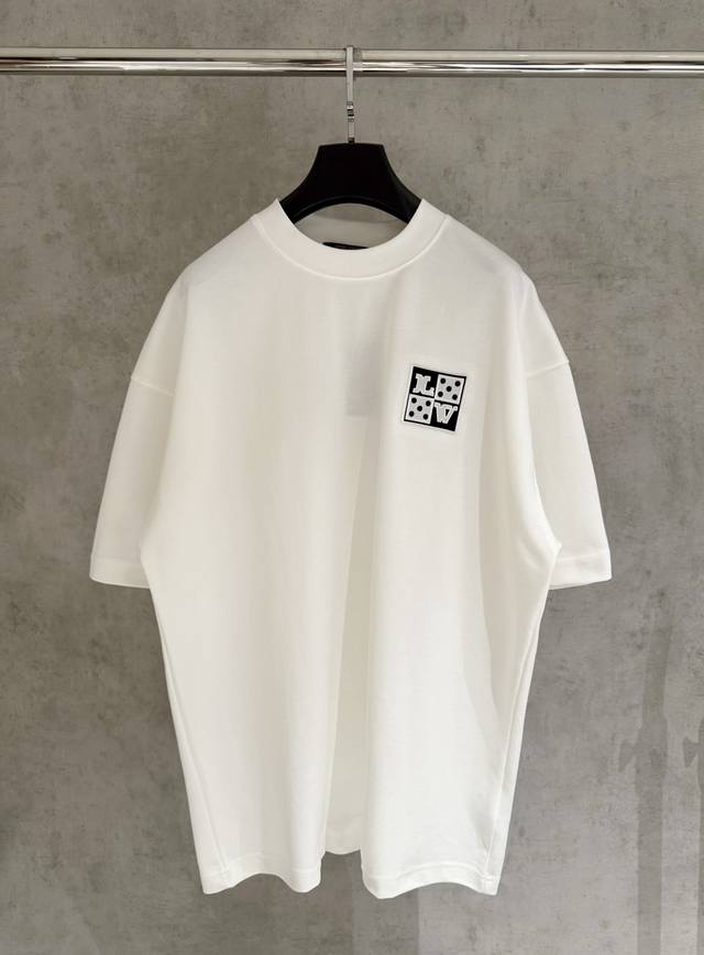 严控品质 路易威登 25Ss Lv 字母刺绣短袖 面料采用280克棉锦 印花采用高温压花 布匹洗水 手工包缝 整体走线平直细 面料舒适柔软 颜色一致无色差能与同