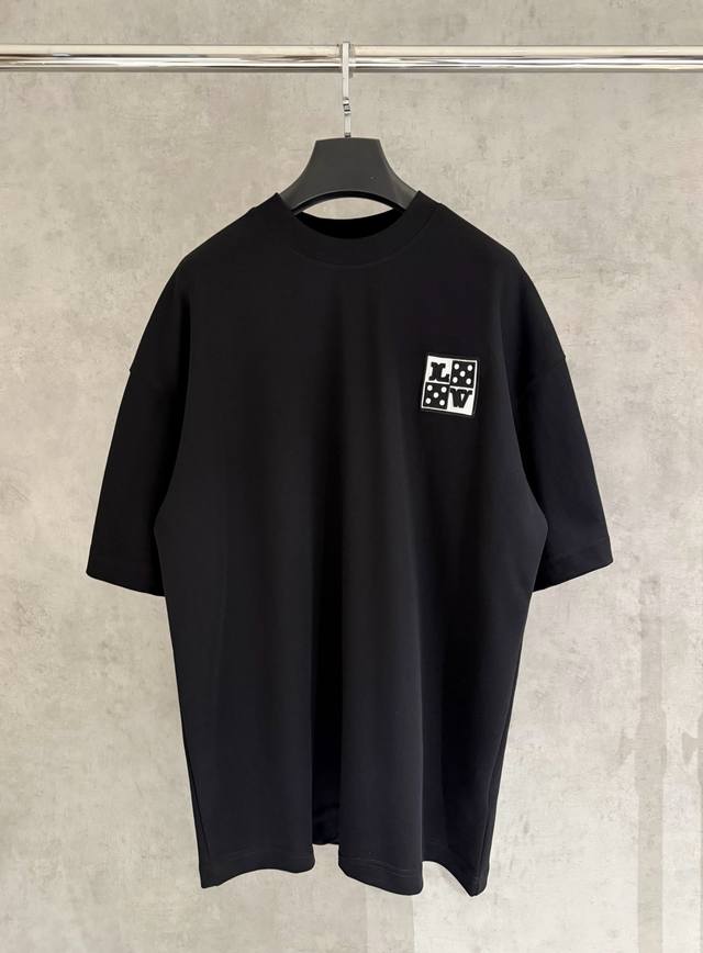 严控品质 路易威登 25Ss Lv 字母刺绣短袖 面料采用280克棉锦 印花采用高温压花 布匹洗水 手工包缝 整体走线平直细 面料舒适柔软 颜色一致无色差能与同