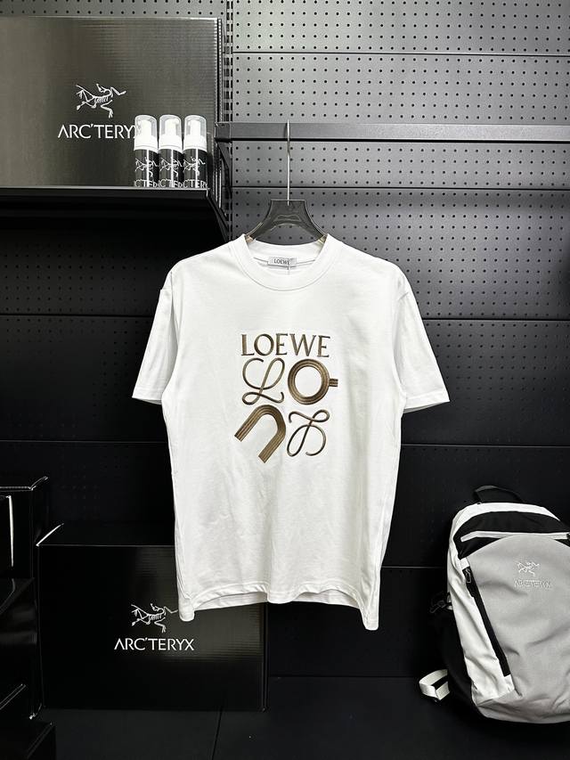 款号：Dj1520 罗意威新款大标粉色刺绣圆领短袖 Loewe官网一致款式 面料：32支双纱280克纯棉面料 同缸同色织染螺纹 颜色一致 工艺：前片进口机器粉色