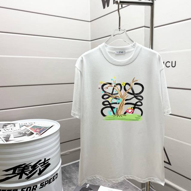 Loewe 罗意威2025春夏新款短袖半袖T恤 - 采用280G双纱 - 采用过肩拉条工艺 -采用高端印花，百洗不开裂！ - 宽松版型，上身舒适，柔软透气！ -