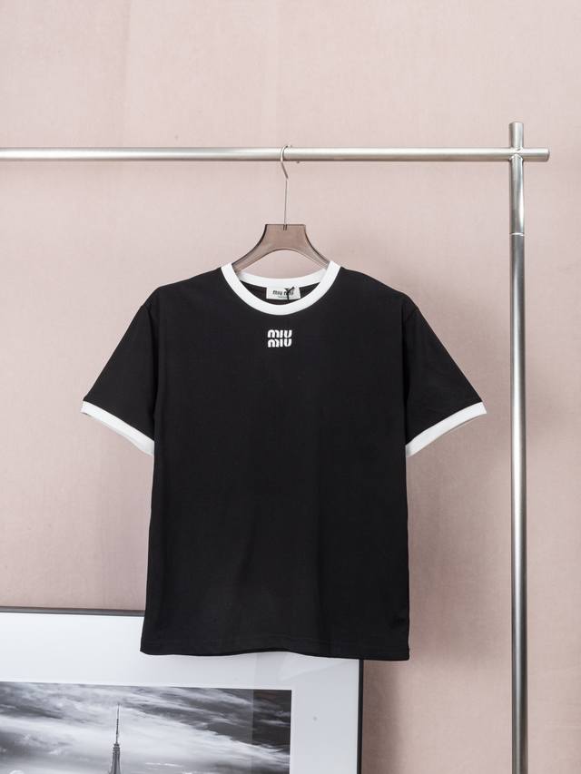 高版本特价 Miumiu 原单狠货 25Ss夏新款 Miumiu 缀饰徽标刺绣具有明显的凹凸感和层次感且更加的生动、形象，增强了视觉冲击感和艺术感染，黑白色的徽