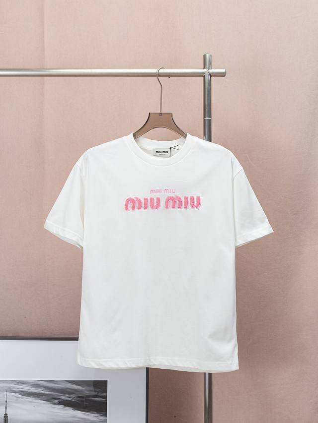 高版本特价 Miumiu限定蜂窝立体刺绣 胸前蜂窝贴布刺绣Logo，立体刺绣，定制纯棉面料 版型上身微宽松散发着自由随性的气质 原版 1:1 辅料 真实定制 N