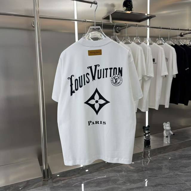 Lv 2025春夏新款 立体硅胶个性款圆领短袖Tee 实物很棒男女同款宽松版 尺码 S M L Xl Xxl 五个码 黑色 白色 深褐色 紫色