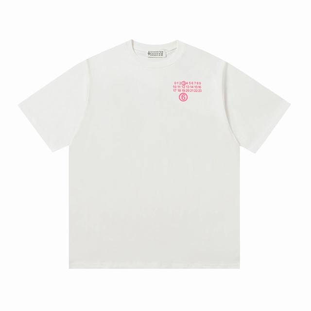 特价 ，不退不换 Mm6T恤宽松版型高密度针织，面料240克双纱，1*1双纱螺纹，手感柔软舒适，工艺采用发泡绒面压花工艺，立体感十足，手感柔软舒适，不变形，宽松