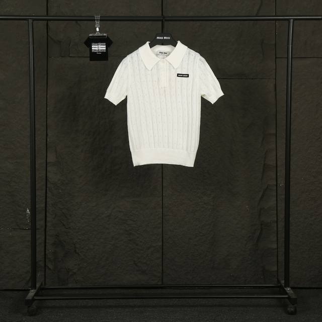 实拍图 夏季热门 款号：25048# 颜色：浅灰 奶白 尺码：S-Xl -Miumiu 缪缪 2025Ss 夏季热门新品格雷系公主徽章字母镂空麻花针织Polo短
