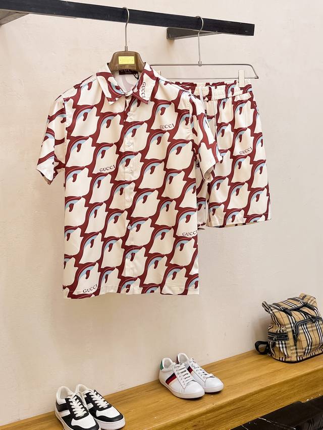 特价 一套2025 夏季新款Gucci 古奇 印花翻领短袖衬衣套装，高端版本！定制面料 透气舒适度高 细节无可挑剔 体现高品质。手感细腻柔软 呈现休闲裁剪 上身