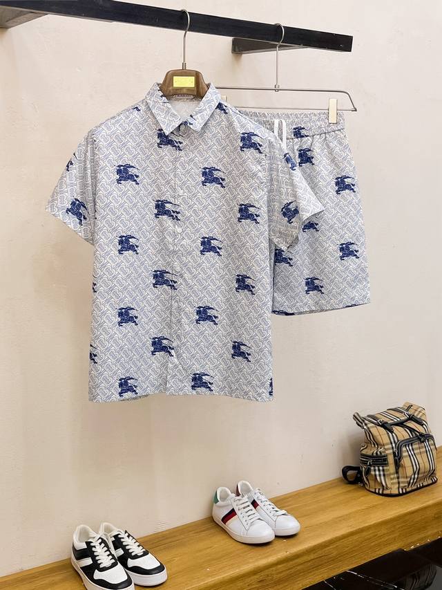特价 一套2025 夏季新款Bbu 巴宝莉 印花翻领短袖衬衣套装，高端版本！定制面料 透气舒适度高 细节无可挑剔 体现高品质。手感细腻柔软 呈现休闲裁剪 上身版