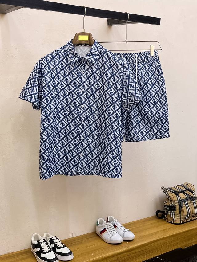 特价 一套 2025 夏季新款Fendi 芬迪印花翻领短袖衬衣套装，高端版本！定制面料 透气舒适度高 细节无可挑剔 体现高品质。手感细腻柔软 呈现休闲裁剪 上身
