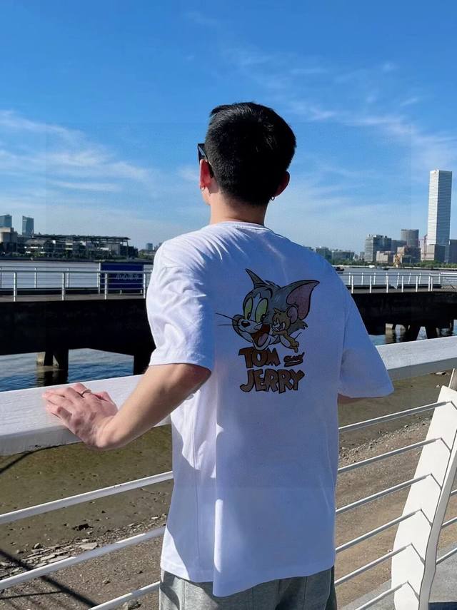 A360# Mlb Ny洋基队专柜同步猫和老鼠联名款系列印花男女同款情侣短袖 采用260克定制精梳棉，三针五线做工，领口包包边条，肩膀处内里带压条，做工面料细节