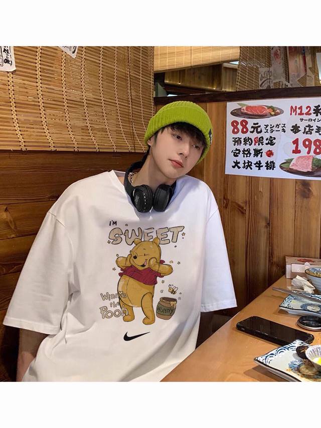A358# Nike 耐克 迪士尼 维尼熊 联名系列 短袖T恤 男女同款 情侣款 面料工艺： 1.260G重磅纯棉，100%棉，恰到好处的克重，上身有型不显轻飘