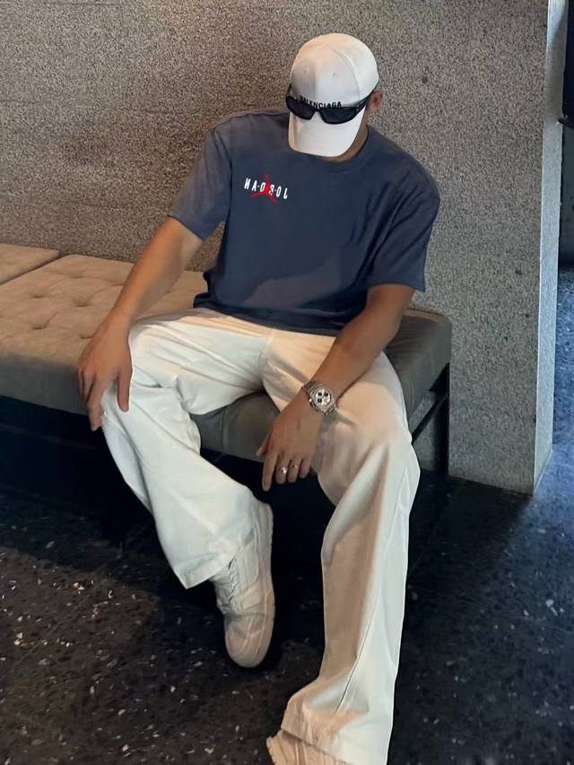 A346# 。Aj乔丹专柜同步联名新款飞人前后字母系列印花情侣短袖 采用260克定制精梳纯棉，领口定制螺纹不变形，三针五线做工，领口包包边条，肩膀处内里带压条，