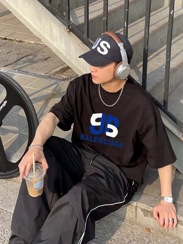款号A225# Balenciaga巴黎世家联名款双B拼色字母大Logo男女同款情侣三色短袖 采用260克定制精梳棉，三针五线做工，领口包包边条，肩膀处内里带压
