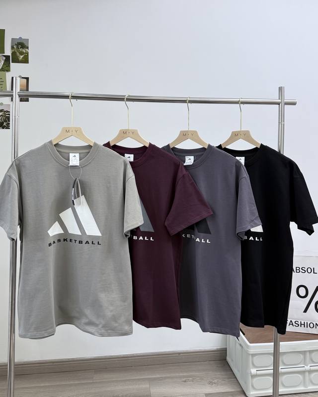款号：7636 Adidas Basketball 2025新款纯棉螺纹圆领短袖T恤 申州原厂面料百分百螺纹棉 厚实有质感 立体硅胶字母和徽标 辨识度极高，同等