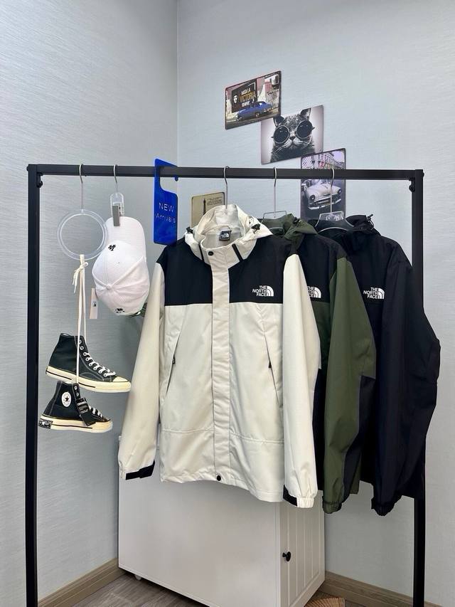 款号：7611 北面拼接冲锋衣 Tnf北面The North Face拼接连帽外套夹克冲锋衣，宽松显瘦，高品质，帽子有注塑调节扣可随意调节，穿着方便，Wang炸