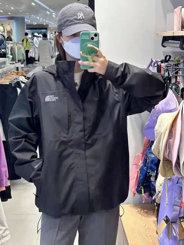款号：7602 Thenorthface北面力荐好货Dryvent防风防泼水情侣冲锋衣纯原单！货号Nj2Hp10，品质好到爆！逼格满满不挑年龄段，上身太好看！