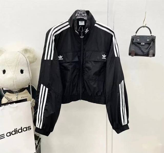 款号：7466 Adidas 阿迪达斯刺绣短款拉链开衫外套上衣夹克 材质塔丝绒材质 手感细腻 上身舒适 定制五金拉链头 原版阿迪达斯三叶草Logo 定制包装 立