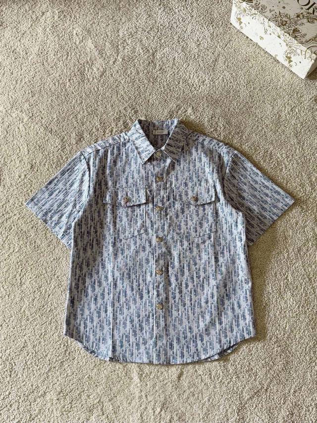 衣服 裤子 迪奥Dior色织带竹节图案印花宽松版型水洗牛仔布衬衫小外套，面料采用定制定染超高的水洗扎染工艺，做工复杂，非常优质的面料！水洗之后上身柔软舒适，极其