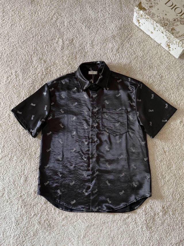 裤子 衣服 D家新款休闲裤！品牌经典Logo，定制高品质280克醋酸面料套装。高支高密，面料很厚实的，做了防勾丝处理，手感跟真丝一样舒适度极好，手触感：烈。辦识