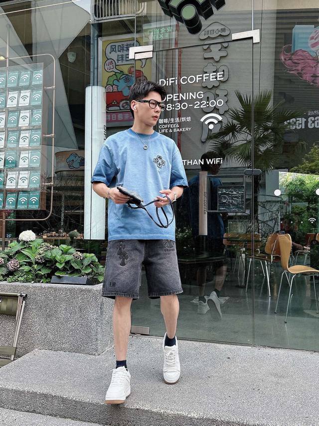 衣服 裤子 Lv 春夏新款首发专柜最新款短袖圆领T恤 高端订制 设计前卫时尚！品牌Logo重工艺设计刺绣，洗水炒色做旧，手工磨破。高端定制新疆棉 手感柔软.穿着
