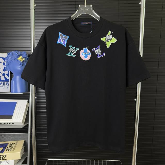 516 当天到货 现货现配 Louis Vuitton 路易威登Lv 2025新款卡通Logo项链印花短袖圆领T恤 面料采用320G %纯棉双纱面料 同缸定染特