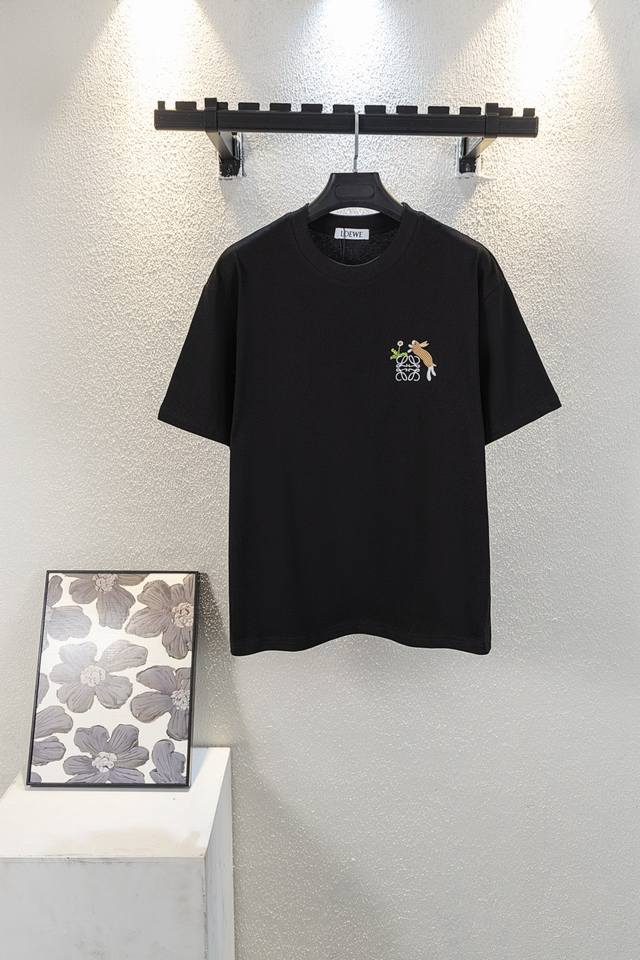 顶级版本 款号K463 Loewe罗意威兔子Logo刺绣短袖 面料：规格采用实打实2 G 100%纯棉 针织内的兰博基尼，定织定染！属于高敏感特殊色 我们对面料