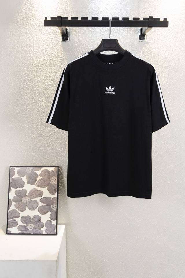 款号K8007 Balenciaga巴黎世家 X Adidas Logo字母刺绣圆领短袖 Fw22 落肩袖T恤 男女同款 宽松版型 刺绣款 区分胸前印花款 全套