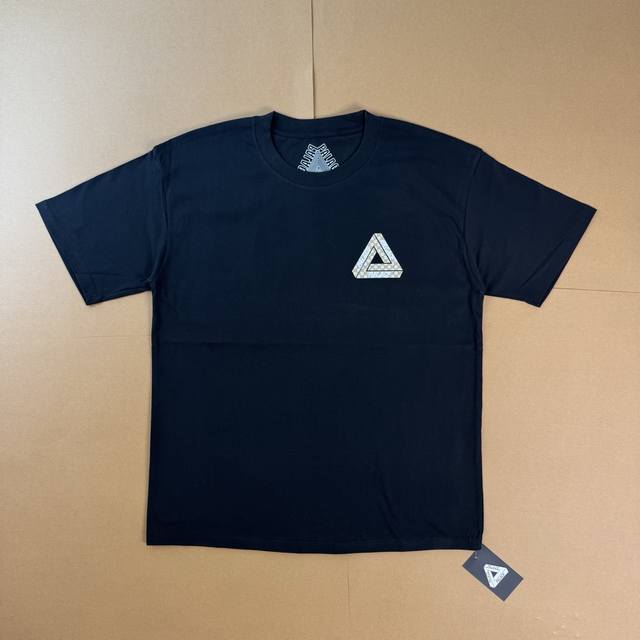P70 Palace X Gucci联名款 三角短袖T恤 男女同款 黑白色 面料：260G双纱面料，不变型不起球 辅料；全套辅料定制；1:1版本 颜色：黑色 白