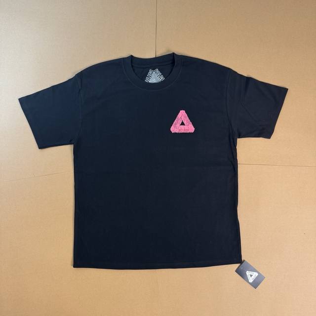 Palace Tri-To-Help 慈善限定三角短袖T恤 男女同款 黑白色 面料：260G双纱面料，不变型不起球 辅料；全套辅料定制；1:1版本 颜色：黑色