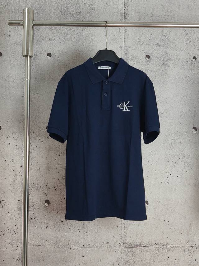 实拍品质 高版本 Ck经典刺绣Polo衫翻领短袖 高端品质 三标齐全，舒适透气，经典简约，精致时尚，细节呈现高端品质 颜色:黑色 白色 藏青色 码数:M-Xxl