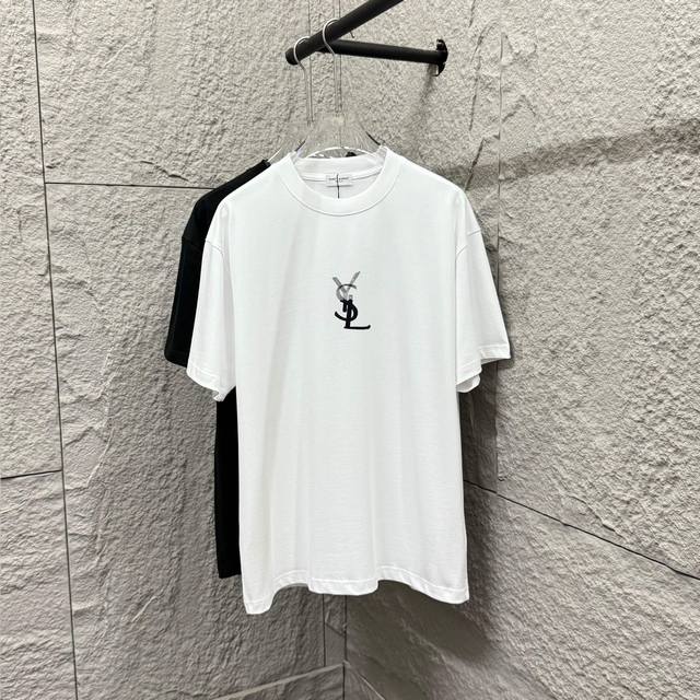 Ysl*圣罗兰* 2025春夏新款 经典简约中间凹凸字母黑白刺绣 定制双纱平纹纯棉面料 短袖T恤 男女同款 尺码： S 90-130斤 M 120-150斤 L