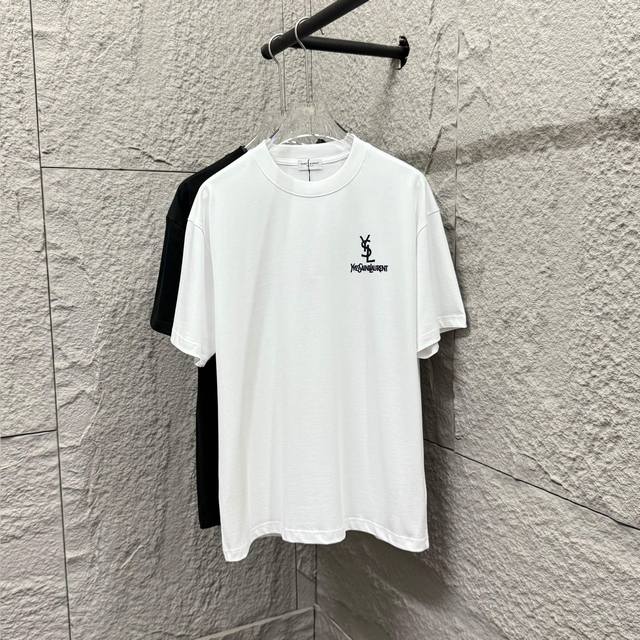 Ysl*圣罗兰* 2025春夏新款 经典简约字母黑白刺绣 定制双纱平纹纯棉面料 短袖T恤 男女同款 尺码： S 90-130斤 M 120-150斤 L 140