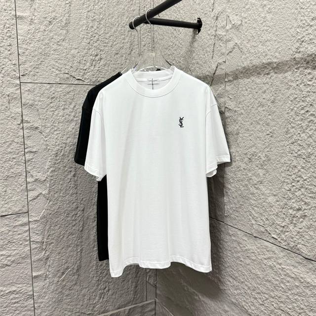 Ysl*圣罗兰* 2025春夏新款 经典简单 小字母黑白刺绣 定制双纱平纹纯棉面料 短袖T恤 男女同款 尺码： S 90-130斤 M 120-150斤 L 1