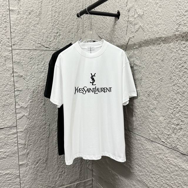Ysl*圣罗兰* 2025春夏新款 经典简约字母，植绒工艺，定制双纱平纹纯棉面料 短袖T恤 男女同款 尺码： S 90-130斤 M 120-150斤 L 14