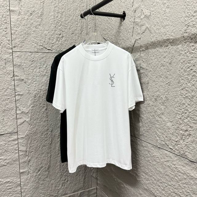 Ysl*圣罗兰* 2025春夏新款 经典简单 字母银线刺绣 定制双纱平纹纯棉面料 短袖T恤 男女同款 尺码： S 90-130斤 M 120-150斤 L 14