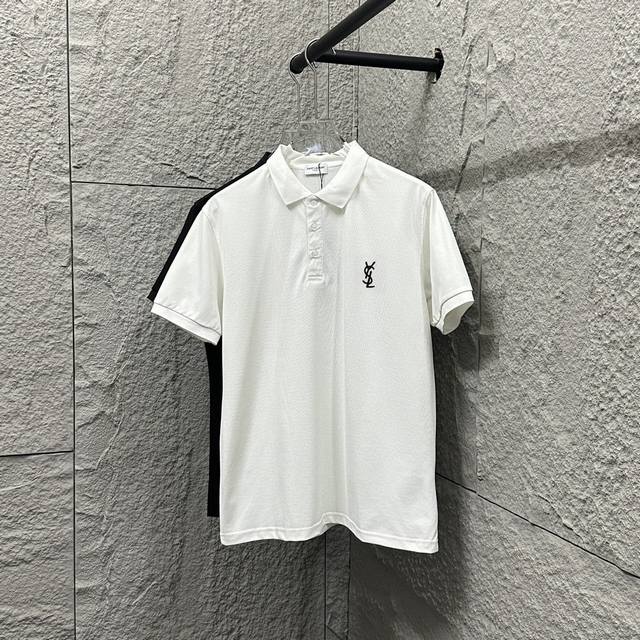Ysl*圣罗兰* 短袖Polo 2025春夏新款 简约字母小刺绣珠地面料 短袖Polo立领男女同款 尺码： M L Xl 2Xl 3Xl 颜色：黑色 白色
