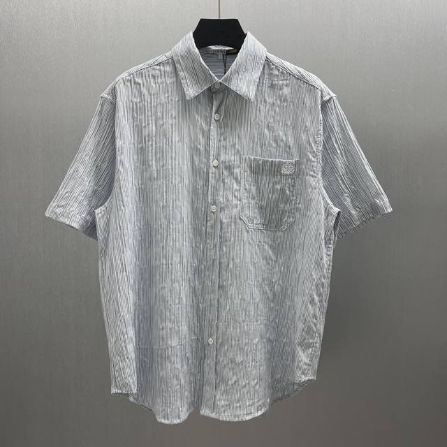 Lw 褶皱条纹短衬衫 Size : S-Xl 轻盈纹理条纹棉质混纺衬衫。 常规版型，标准长度 正面纽扣开合，纽扣袖口 胸前贴袋饰有 Anagram 刺绣